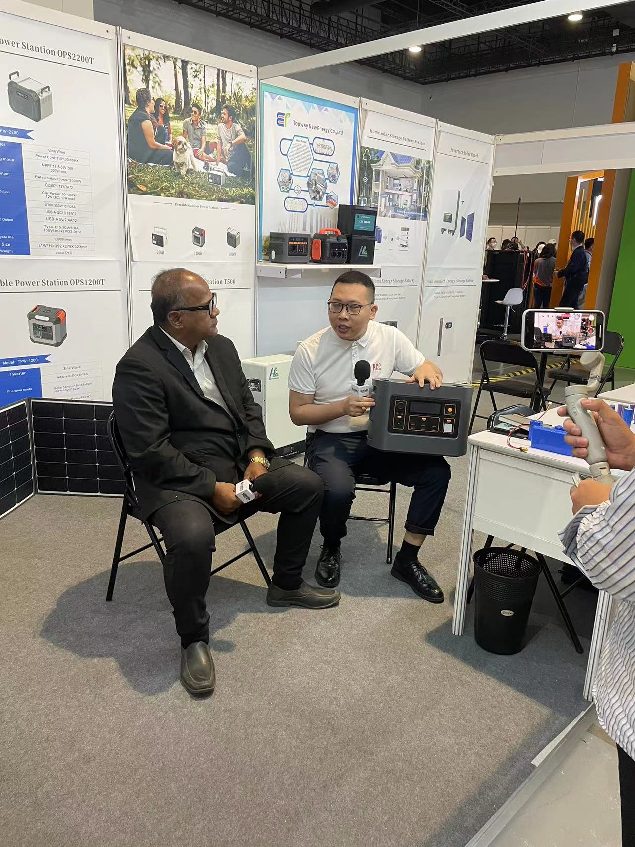 电视台采访见证公司在展会的活力与成就